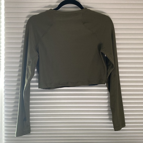 Alphalete cropped green long sleeve- size medium - Picture 2 of 3